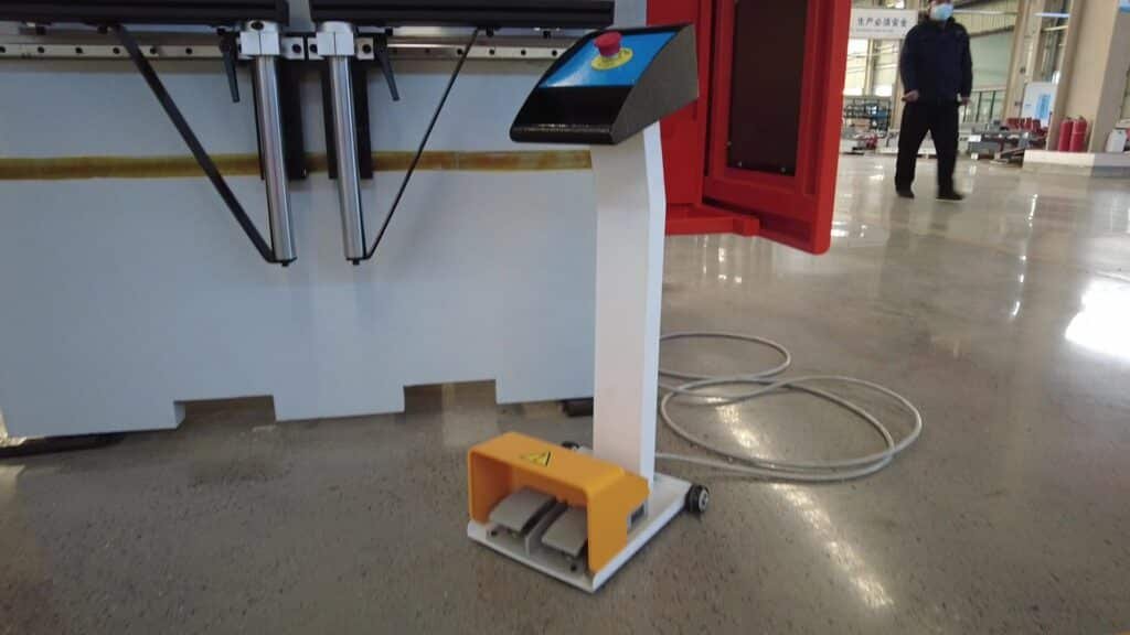Pedal de pie para plegadora servoeléctrica